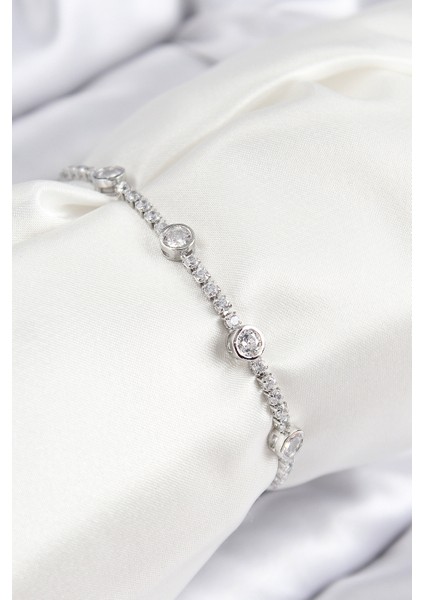 Pirinç Zirkon Taşlı Daire Model Gümüş Renk Asansörlü Kadın Bileklik