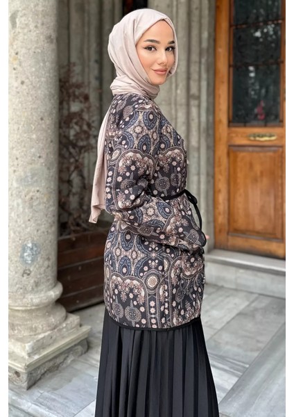 Ön Düğmeli Etnik Desen Kapitoneli Tesettür Ceket P-00018949 fırsatları