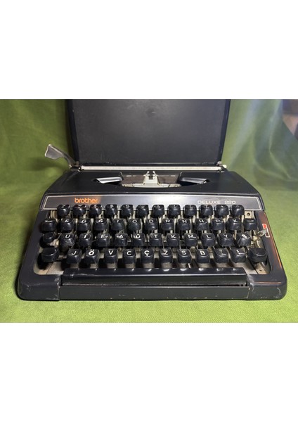 Brother Deluxe 220 Siyah Renk Çantalı Daktilo - Sorunsuz Çalışır Durumda fiyatları