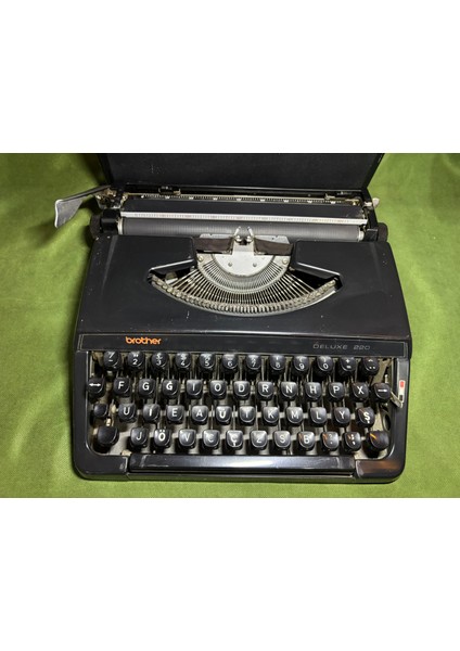Brother Deluxe 220 Siyah Renk Çantalı Daktilo - Sorunsuz Çalışır Durumda