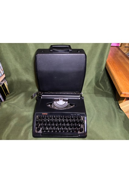 Brother Deluxe 220 Siyah Renk Çantalı Daktilo - Sorunsuz Çalışır Durumda