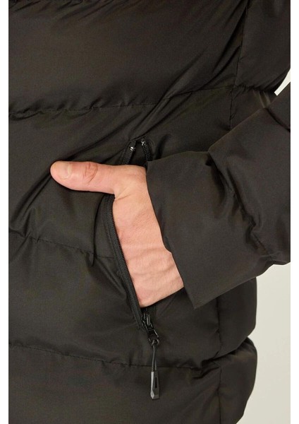 İçi Astarlı Su ve Rüzgar Geçirmez Cepli Kapüşonlu Erkek Mont indirimleri