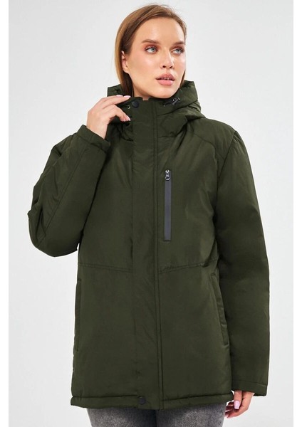 İçi Astarlı Su ve Rüzgar Geçirmez Cepli Kapüşonlu Kadın Mont