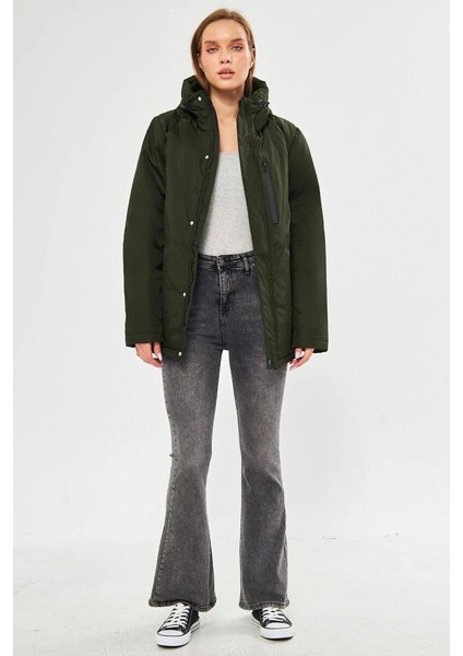 İçi Astarlı Su ve Rüzgar Geçirmez Cepli Kapüşonlu Kadın Mont fırsatları