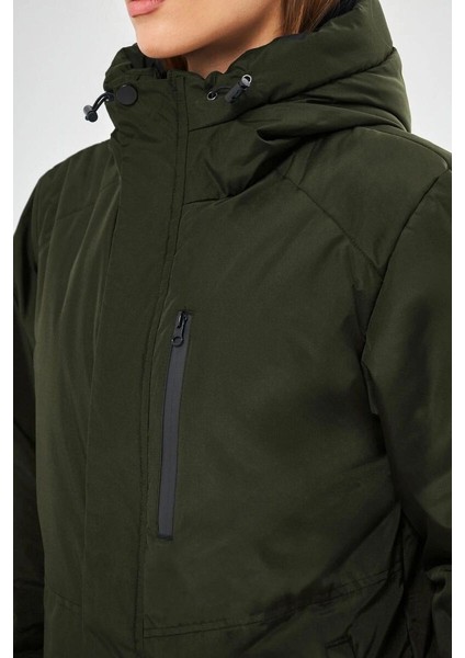 İçi Astarlı Su ve Rüzgar Geçirmez Cepli Kapüşonlu Kadın Mont indirimleri