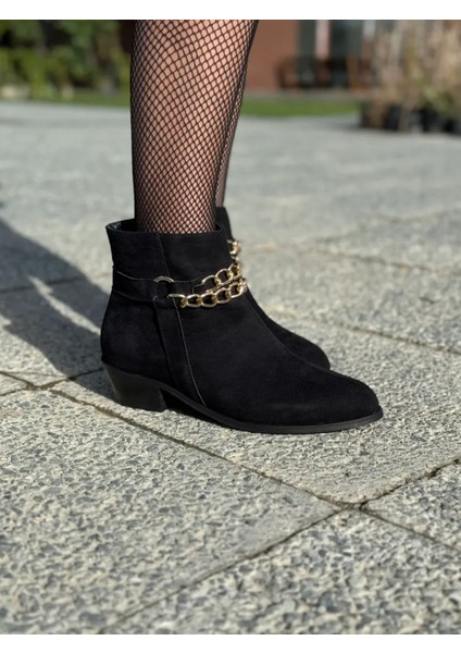 Chai Büyük Numara Zincir Detaylı Kısa Topuklu Kadın Bot Şık ve Konforlu