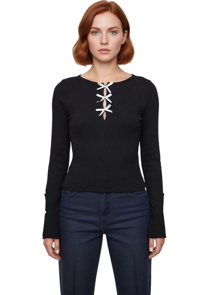 Kadın Moda Şık Regular Bisiklet Yaka Slim Kalıp Örme Fiyonk ve Cut Out Detaylı Vücuda Oturan Bluz fiyatları