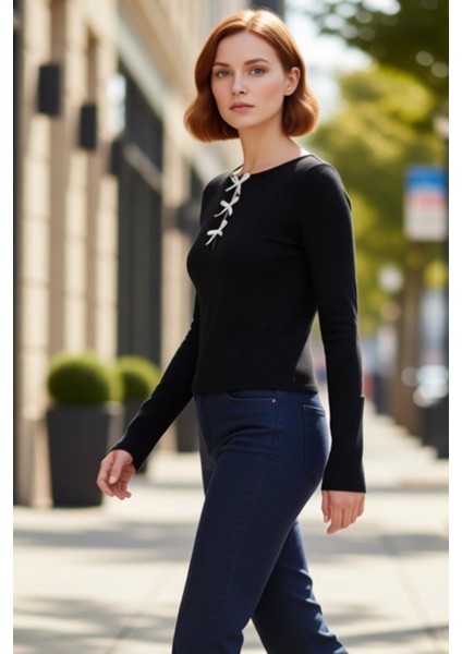 Kadın Moda Şık Regular Bisiklet Yaka Slim Kalıp Örme Fiyonk ve Cut Out Detaylı Vücuda Oturan Bluz fırsatları