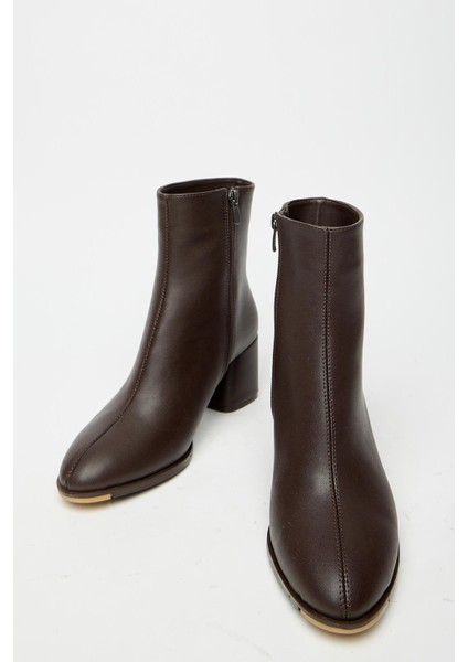 Kahverengi Kadın Yuvarlak Burun Basic Bot