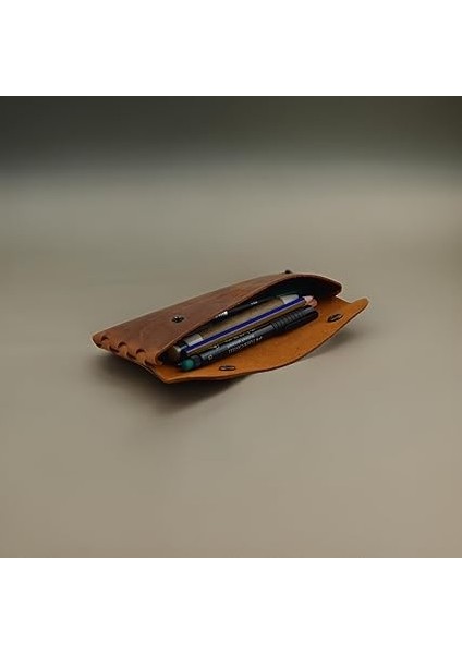 Deri Kalemlik, El Yapımı Kalemlik Hakiki Deri, Deri Küçük Kalem Kutusu – Iş, Ofis, Okul Aksesuar Tutucu, Klasik ve Minimal El Yapımı Tasarım Vintage Kalemlik (Camel) modelleri