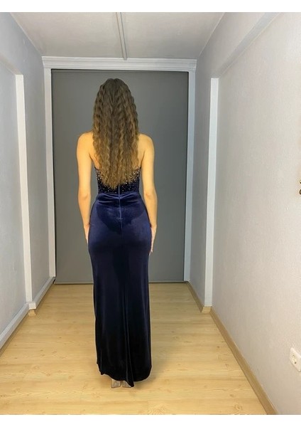 Lacivert Kadife Straplez Likralı Üst Inci Taş Detaylı Yırtmaçlı Uzun Abiye Elbise fiyatları