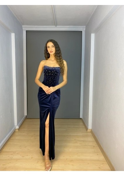 Lacivert Kadife Straplez Likralı Üst Inci Taş Detaylı Yırtmaçlı Uzun Abiye Elbise