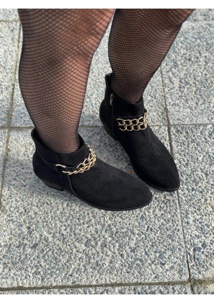 Chai Büyük Numara Zincir Detaylı Kısa Topuklu Kadın Bot Şık ve Konforlu