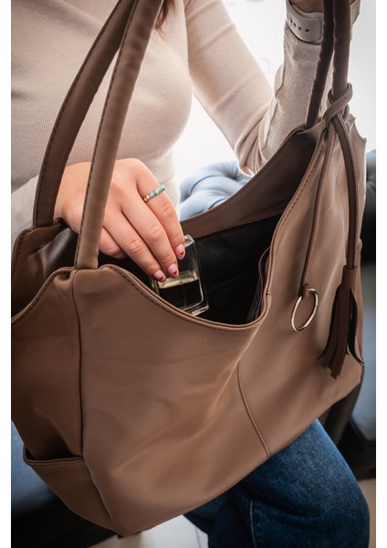 Astarlı Tek Bölmeli Püsküllü El ve Omuz Çantası 111005 fırsatları