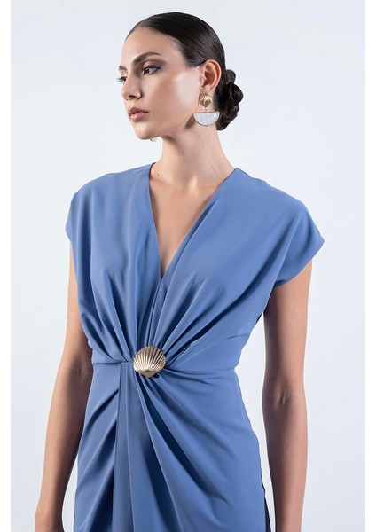 Ovaldes V Yaka Pileli Anvelop Belde Aksesuar Detaylı Elbise Indigo fiyatları