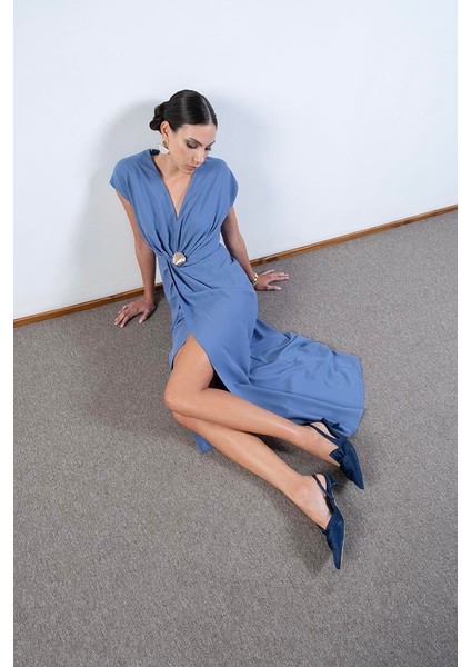 Ovaldes V Yaka Pileli Anvelop Belde Aksesuar Detaylı Elbise Indigo fırsatları