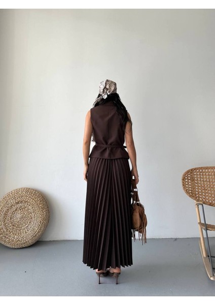 Kadın Kemerli Düğmeli Yelek Pileli Etek Takım Elbise