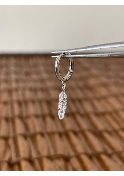 925 Ayar Gümüş Tüy Modeli Sallantılı Gümüş Halka Piercing 8 mm Gümüş Küpe