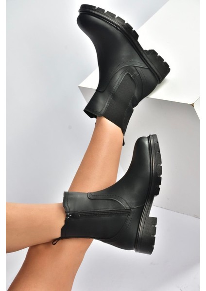 V674420509 Siyah Kalın Tabanlı Lastik Detaylı Kadın Bot
