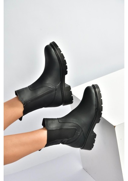 V674420509 Siyah Kalın Tabanlı Lastik Detaylı Kadın Bot fiyatları
