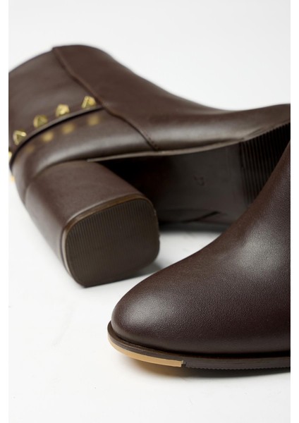 Kahverengi Kadın Topuklu Fermuarlı Arka Zımba Detaylı Kışlık Bot