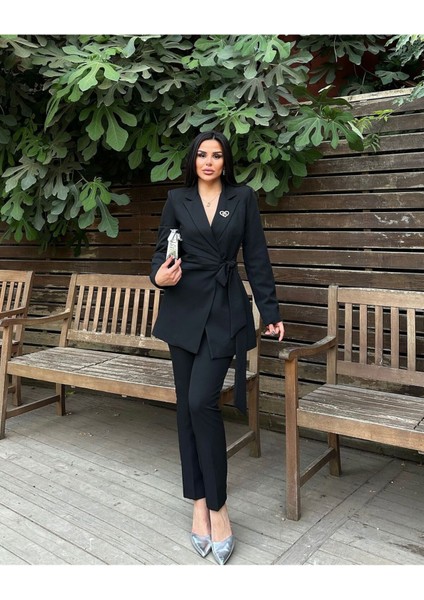 Kadın Broş Detaylı Bağlamalı Ceket Pantolon Takım Elbise indirimleri