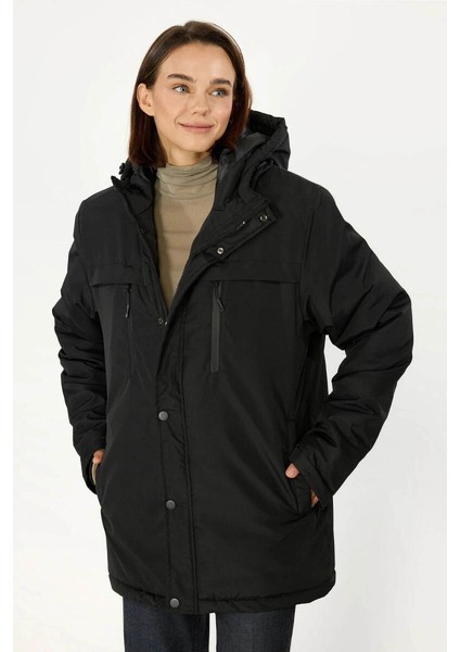 İçi Astarlı Su ve Rüzgar Geçirmez Cepli Kapüşonlu Kadın Mont