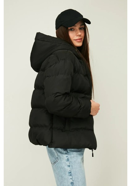 İçi Astarlı Su ve Rüzgar Geçirmez Cepli Kapüşonlu Kadın Mont fırsatları