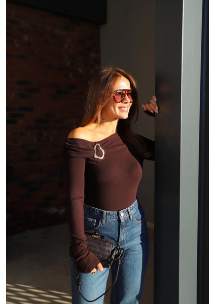 Omzu Açık Tokalı Bluz