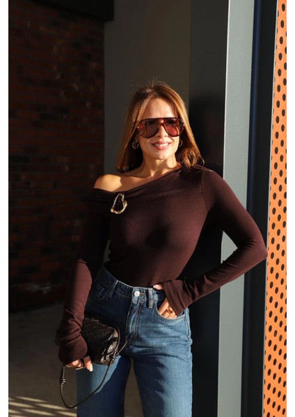 Omzu Açık Tokalı Bluz fiyatları