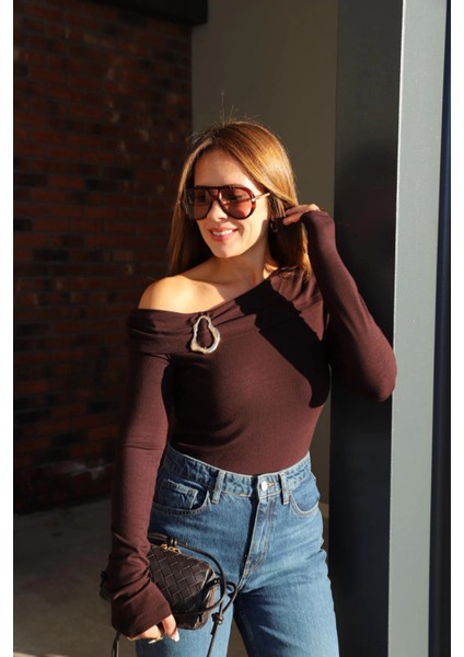 Omzu Açık Tokalı Bluz fırsatları