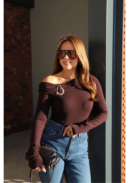 Omzu Açık Tokalı Bluz indirimleri