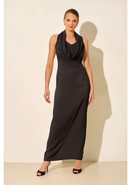 Siyah Yaka Detaylı Kolsuz Tam Kalıp Rahat Kesim Elbise