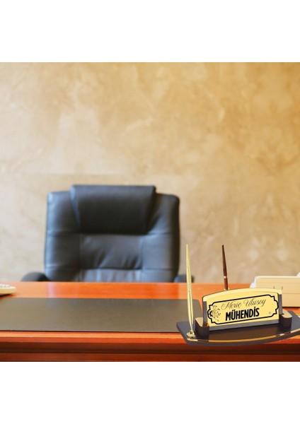 Mühendislere Özel Ahşap ve Metal Detaylı Kalemli Masa Isimliği – Kişiye Özel Ofis Hediyesi fiyatları