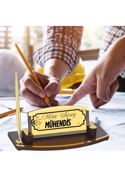 Mühendislere Özel Ahşap ve Metal Detaylı Kalemli Masa Isimliği – Kişiye Özel Ofis Hediyesi modelleri