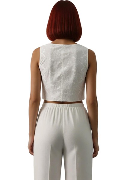 Kadın V Yaka Kolsuz Brode Detaylı Crop Bluz Kaliteli Şık Rahat Modern Zarif Günlük fırsatları