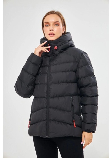 İçi Astarlı Su ve Rüzgar Geçirmez Cepli Kapüşonlu Kadın Mont