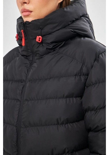 İçi Astarlı Su ve Rüzgar Geçirmez Cepli Kapüşonlu Kadın Mont indirimleri