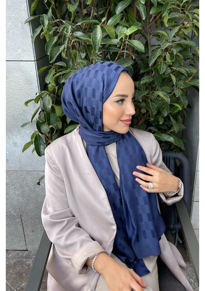 Betül Duman'ın Tercihi Küpçizgi Jakar Italyan Ipekli Şal Lacivert