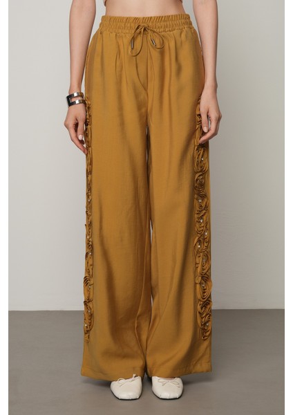 Kadın Şerit Gül ve Taş Detaylı Düz Renk Beli Lastikli Bol Paça Pantolon