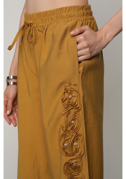Kadın Şerit Gül ve Taş Detaylı Düz Renk Beli Lastikli Bol Paça Pantolon fiyatları