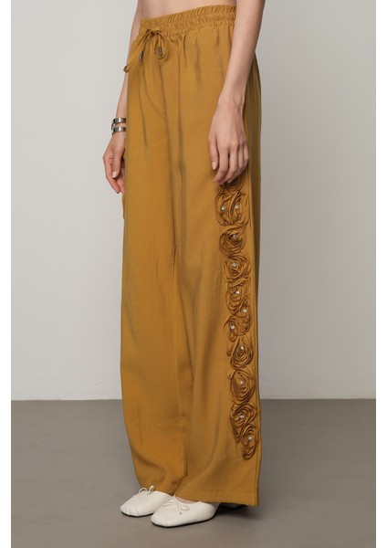 Kadın Şerit Gül ve Taş Detaylı Düz Renk Beli Lastikli Bol Paça Pantolon modelleri