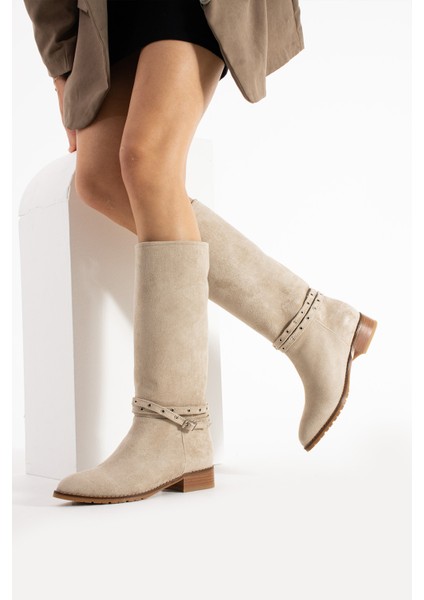 Brogan Bej Süet Diz Altı Kemer Dataylı Kısa Topuklu Kadın Çizme