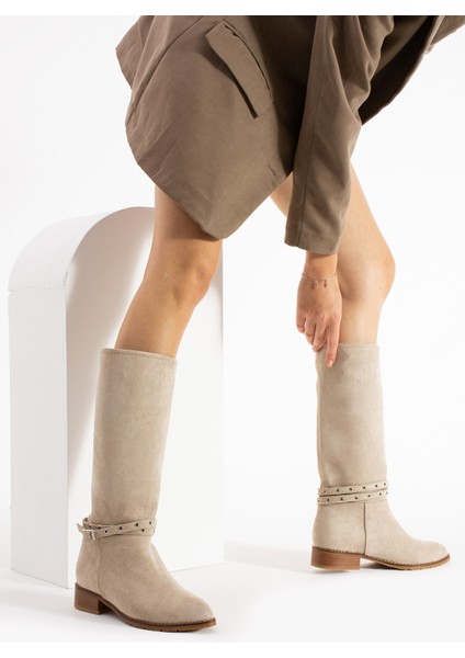 Brogan Bej Süet Diz Altı Kemer Dataylı Kısa Topuklu Kadın Çizme fiyatları