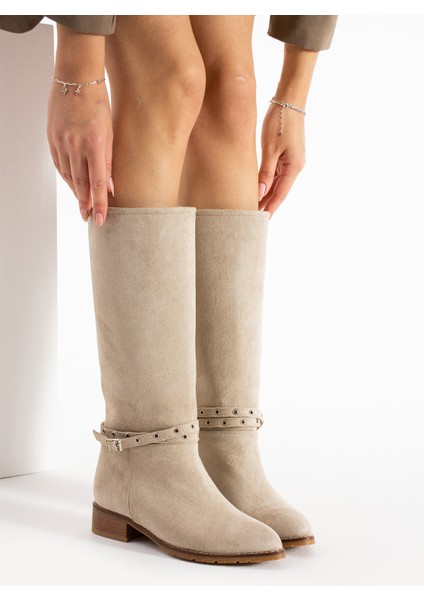 Brogan Bej Süet Diz Altı Kemer Dataylı Kısa Topuklu Kadın Çizme fırsatları