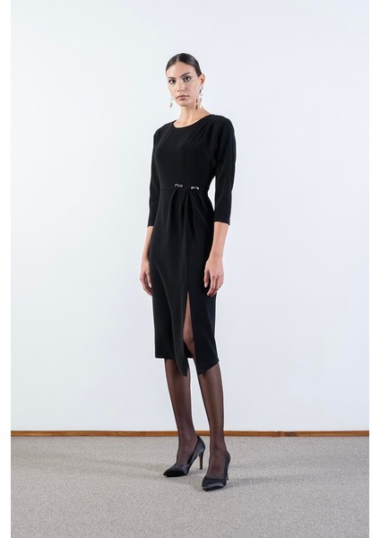 Rinalda Omuzda Pile Belinde Iğne Detaylı Yırtmaçlı Elbise Siyah