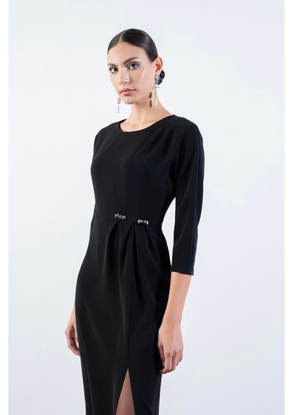 Rinalda Omuzda Pile Belinde Iğne Detaylı Yırtmaçlı Elbise Siyah fiyatları