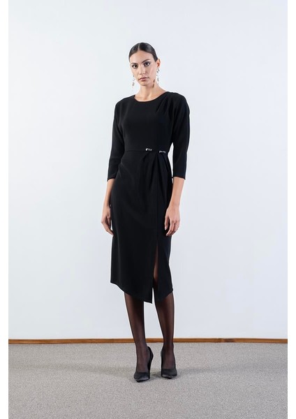 Rinalda Omuzda Pile Belinde Iğne Detaylı Yırtmaçlı Elbise Siyah fırsatları