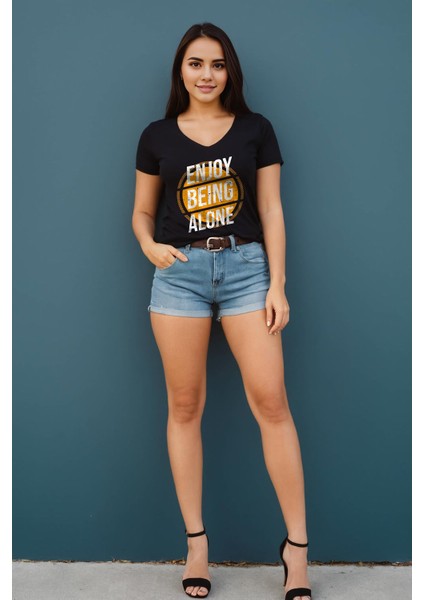Enjoy Being Alone Baskılı V Yaka Siyah Kadın T-Shirt
