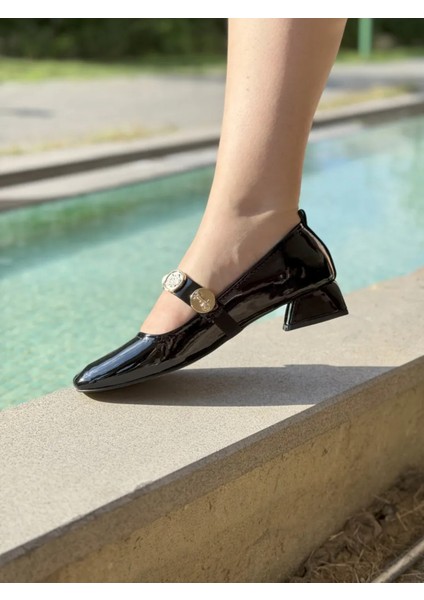 Gina Kadın Küt Burun Tokalı Ayakkabı Modern ve Şık Detaylı Büyük Numara fırsatları